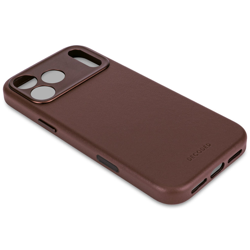 DECODED LEATHER BACKCOVER FOR IPHONE 17 PRO - CHOCOLAT BROWN - iSTYLE BG