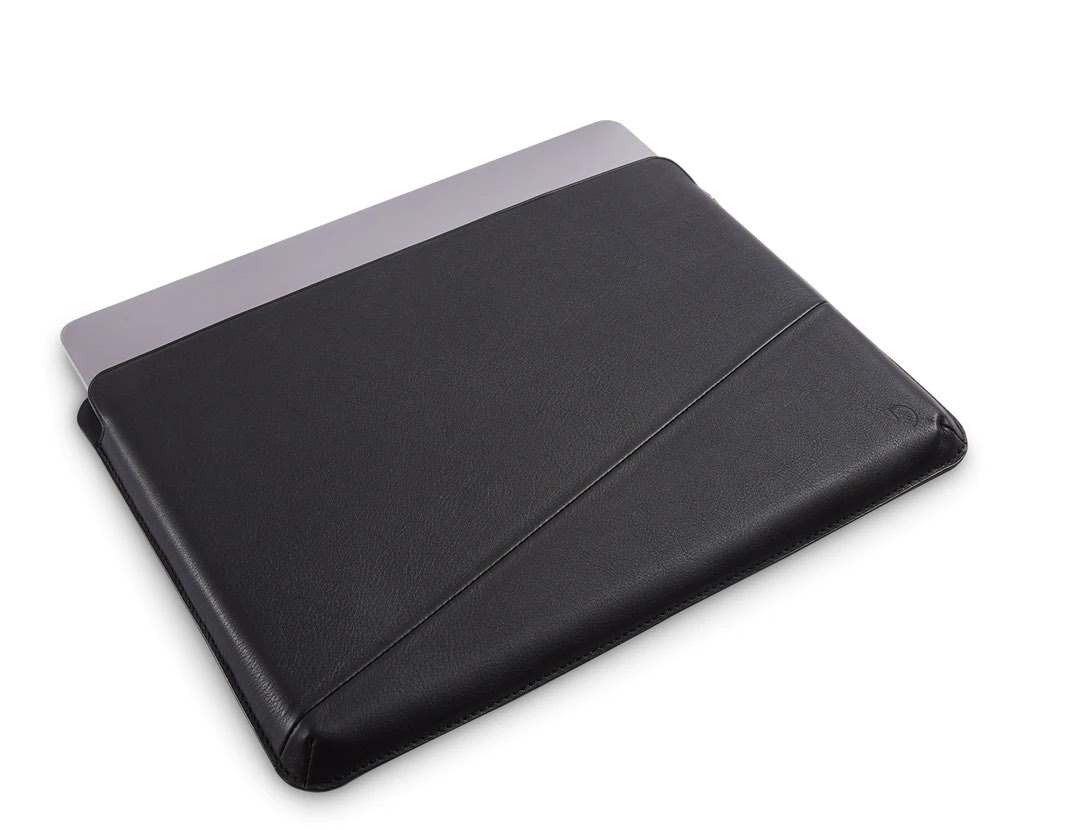Черен кожен кейс от Decoded за Macbook 16" - iSTYLE BG