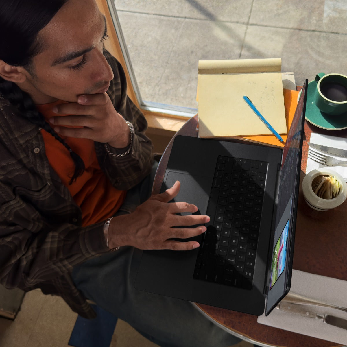 Демонстрационен MacBook Pro 16 с М3 Pro чип с 12 ядрен CPU и 18 ядрен GPU | 18GB памет, 512GB SSD - Черен - iSTYLE BG