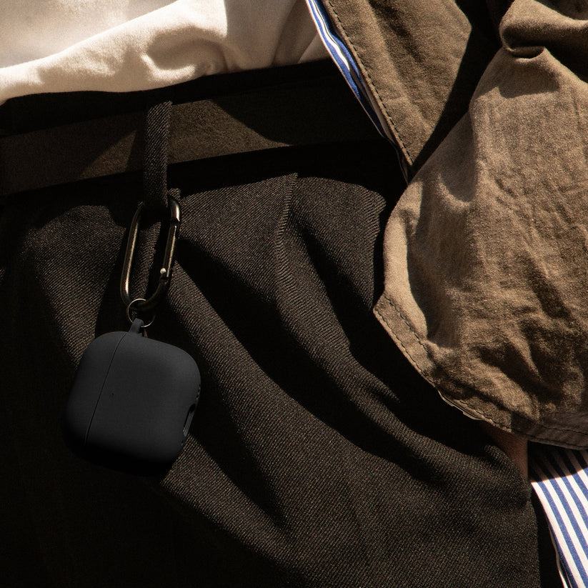 Черен калъф Native Union Active Case за AirPods 4 в употреба