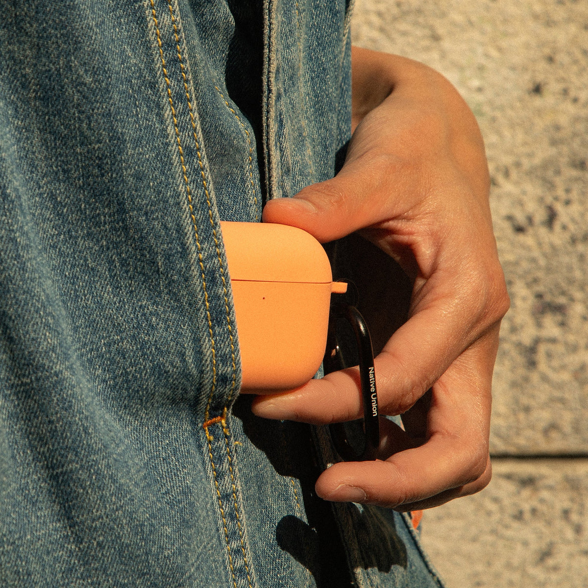 Калъф Native Union Active Case за AirPods 4 в Apricot Crush – снимка на продукта