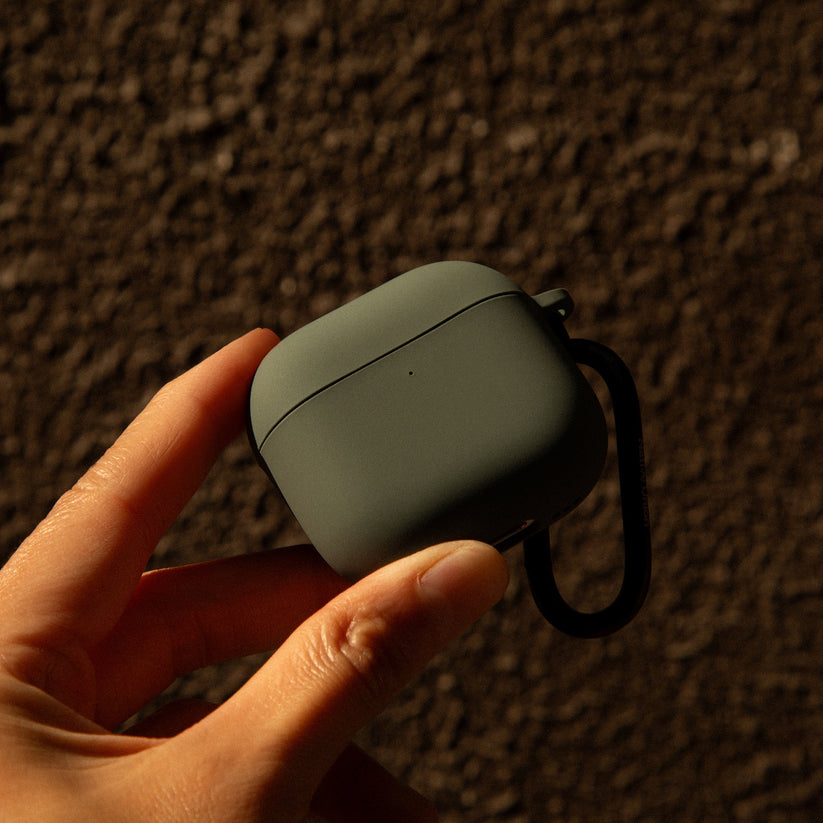 Калъф Native Union Active Case за AirPods 4 в цвят Slate Green с метален клип