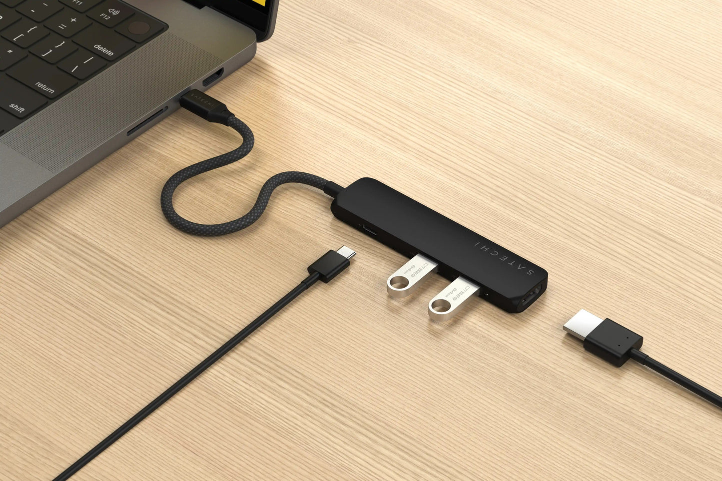 Satechi 4-in-1 USB-C Slim Multiport Adapter 4K - Black