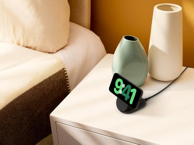 Зарядна стойка със зарядно и кабел от Belkin - BOOSTCHARGE Qi2 - черна