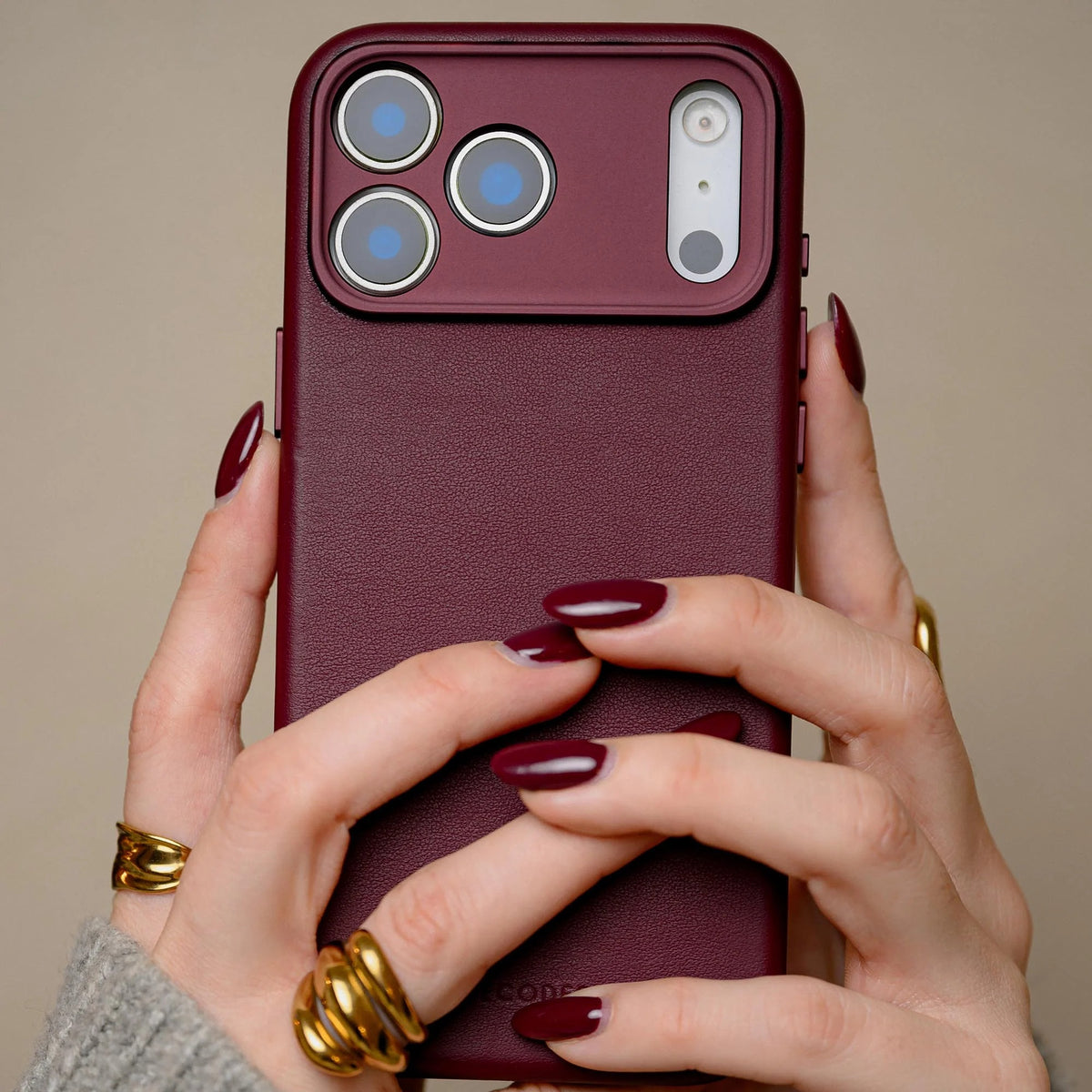 DECODED LEATHER BACKCOVER FOR IPHONE 17 PRO  - Burgundy