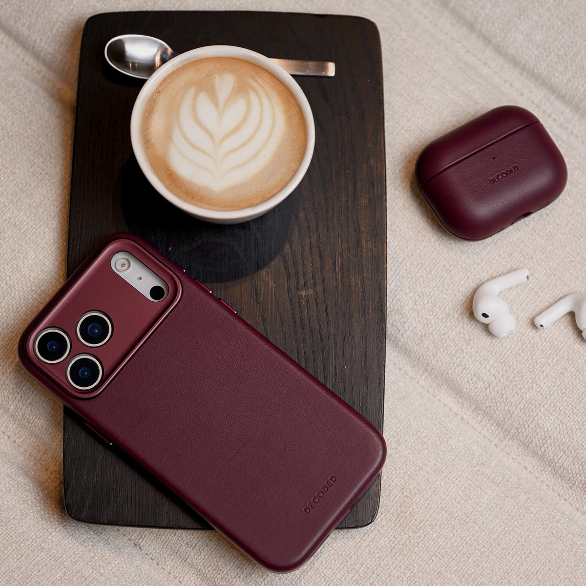 DECODED LEATHER BACKCOVER FOR IPHONE 17 PRO  - Burgundy