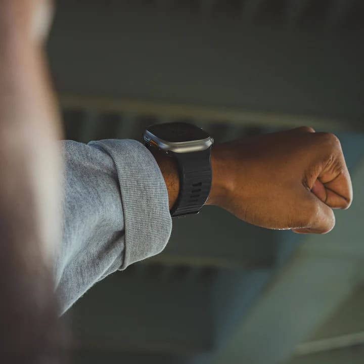 Каишка за Apple Watch 42/44/45/49MM от Decoded - силиконова - закопчалка - черна - iSTYLE BG